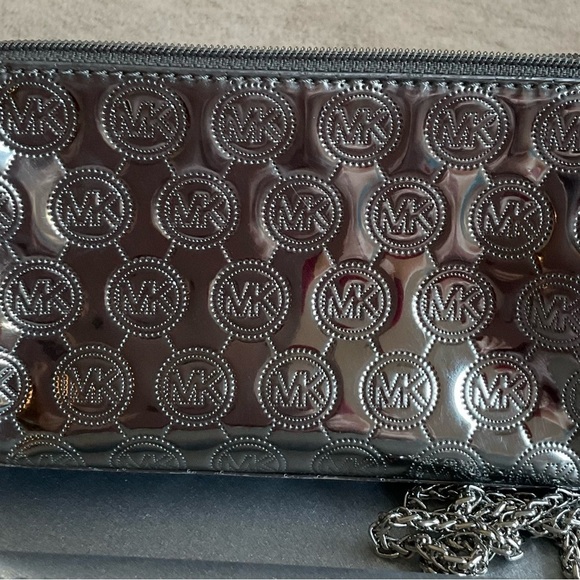 💗MICHAEL KORS💗 SILVER CROSSBODY PURSE - Picture 9 of 10